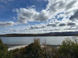 Hudson Valley Top Getaway with a River View, hotel v destinaci Newburgh