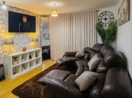 Modern 2 Bed Apartment with Free Parking