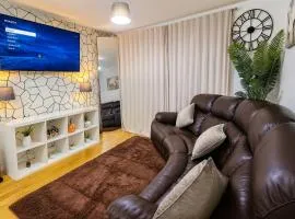 Landvue Stays Modern 2 Bed 2 Bath Apartment with free parking!