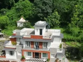 The Chirping Sal Villa, by ShivStuti HomeStays