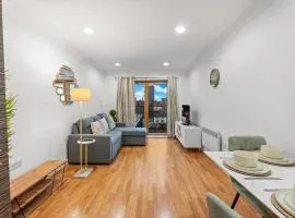 STYLISH RETREAT- 2 bed city centre apartment