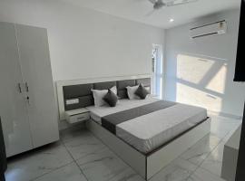 Sky s whiye house, hotel in Ludhiana