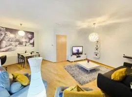 Modern City 1BR w balcony&private parking