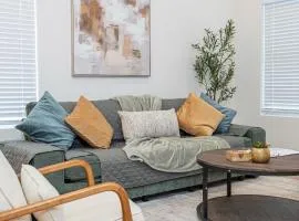 5BR3BA Minutes from the Action with Skyline Views