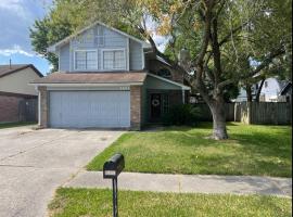 Charming Home with 6 BD, Near IAH, Minutes from Malls!, hotel a Humble