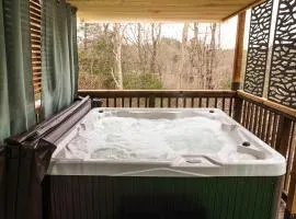 Hot Tub, Private 3 Bed Lodge, 1 mile from Blue Ridge Parkway, Giant Jenga, Families Welcome!