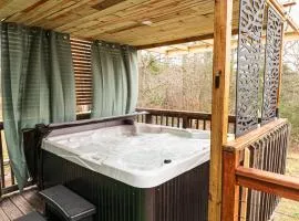 Hot Tub, Private 3 Bed Lodge, 1 mile from Blue Ridge, Giant Jenga, Families Welcome!