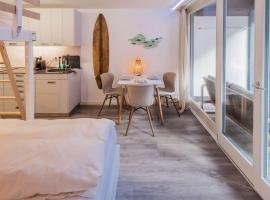 Surfers Deck near Interlaken, at lake with pool, hotell i Därligen