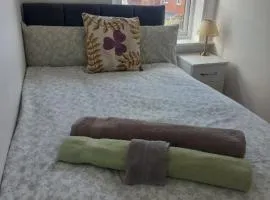 CosyHomeStay Evesham Spacious home W/Free Parking & WiFi