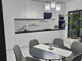 Castan Residence, hotel in Cârcea