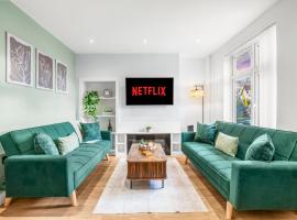 3 Bed & Sleeps 8, FREE Parking - 15 mins from Tottenham Stadium，位于伦敦的乡村别墅