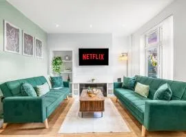 3 Bed & Sleeps 8, FREE Parking - 15 mins from Tottenham Stadium