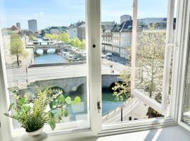Deluxe 4 Bedrooms 180 m2 Canal View Prime Location, hotel de playa en Copenhague