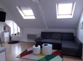 Un nid cosy sous les toits, hotel in Cancale