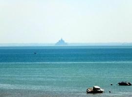 Un nid cosy sous les toits, hotel in Cancale