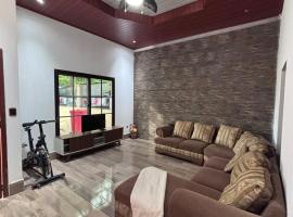 Casa Amelia, 5 minutes from the airport, hotel em Flores