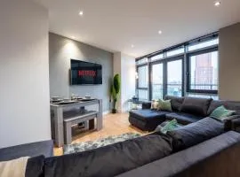 City Modern 2BR Apt With Balcony - Sleeps 8