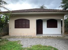 Ampla casa em Porto Belo com fácil acesso à Zimbros, hotel in Porto Belo