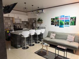 Casa Bosque GuestHouse & Car Rental - Free SJO Airport Shuttle, hotel u gradu 'Desamparados'