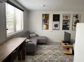 Central Studio with Pool, Gym Access 2mins Walk Beach