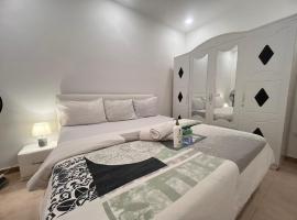 chambre moderne ventilé avec douche partagé a yoff virage N4, khách sạn ở Dakar