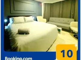 Executive Suites Minutes From the Airport