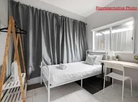 Light & Simple Single Room in Courtyard - Peakhurst Area - Shared Bathroom