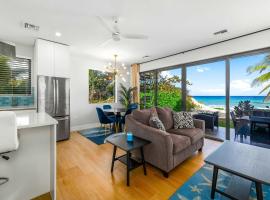 Silver Reef 1 Luxury 2BR Beachfront Retreat with Pool, hotel in Old Man Bay