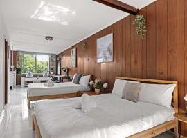 Simple 2-Double Bed Studio Stay - Peakhurst, Hotel in Peakhurst