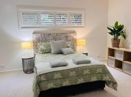 Oasis by the Bay - 4 bedroom Beach House, vie&scaron;butis su vietomis automobiliams mieste Corlette