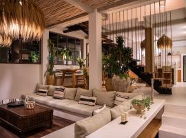 Luxury 2BR Canggu Villa with Rooftop Lounge & Pool, Hotel in Dalung