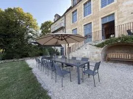 Demeure élégante XVIIIᵉ siècle au sommet du village médiéval - FR-1-839-12