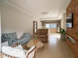 Contemporary house minutes from San Jose beach