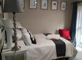 The Mad Hatter Ensuite Cottage