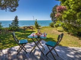 Tuis Song - Golden Bay Holiday Home, ξενοδοχείο σε Pakawau