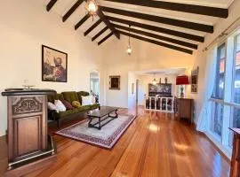 Luxury 3BR Home ,Office,Garden,Minutes to Beach