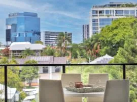 Toowong Cozy 2B2B Retreat with Balcony and Parking
