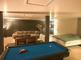 Studio with Pool Table and Optional Sauna & Hot Tub, ξενοδοχείο σε Zwaanshoek