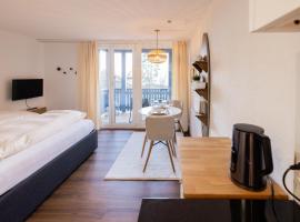 Surfers Studio near Interlaken, at lake with pool, hotel v destinaci Därligen