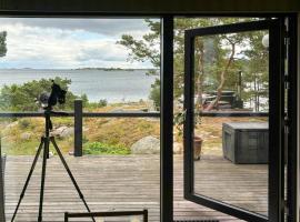 Modern Archipelago Cabin With Views On Aspö, hotell i Nämdö