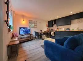Cosy and Modern 1BR House in Stoke with Sofa Bed