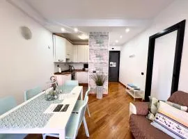 DOCK OF THE BAY GENOVA, Stylish Apartment in the Heart of Genoa with Air Conditioning, Private free Garage, Harbour View, extra garage at 25,00 euro per night on request, Welcome kit Priority with Prosecco