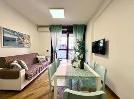 DOCK OF THE BAY GENOVA, Stylish Apartment in the Heart of Genoa with Air Conditioning, Private free Garage, Harbour View, extra garage at 25,00 euro per night on request, Welcome kit Priority with Prosecco