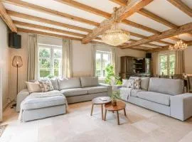 Huswell - Authentic Serene Vacation Hideaway with Pond