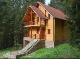 Котеджі Сім Вітрів، فندق في فولوسيانكا