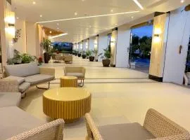 One br cozy resort style condo sunset view balcony Robinson Las Pinas with free parking