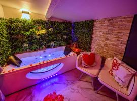 Week-end en Amoureux - Suite avec Jacuzzi ARLES Centre, hotel en Arles