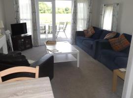 Cosy 3 Bedroom Lodge at Avonvale Holiday Park, hotel din Evesham