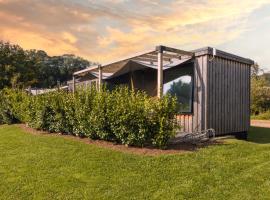 The Birdbox - Unique Hot Tub Cabin in Millport، فندق في ميلبورت