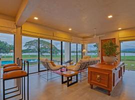 Lakeside Retreat Eco Luxury Villa with Private Pool in Kurunegala, ξενοδοχείο σε Melsiripura